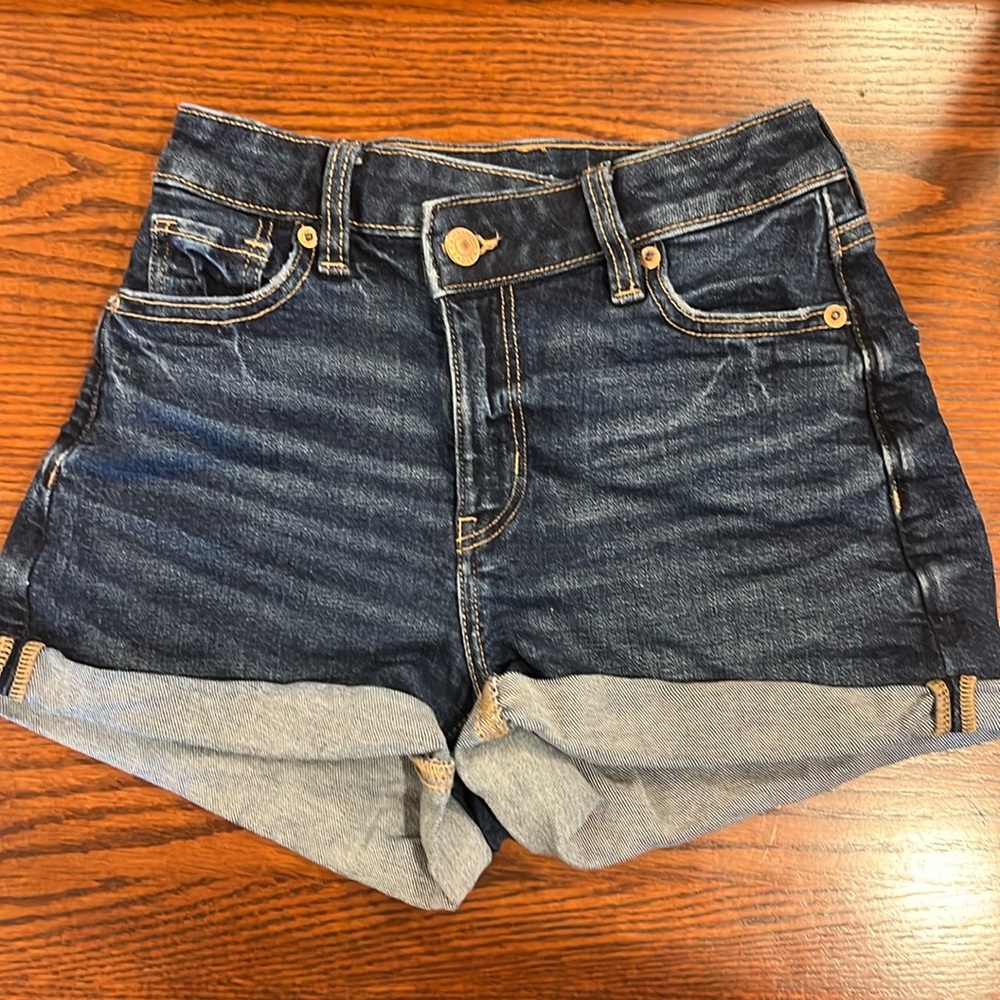 American Eagle “mom short”